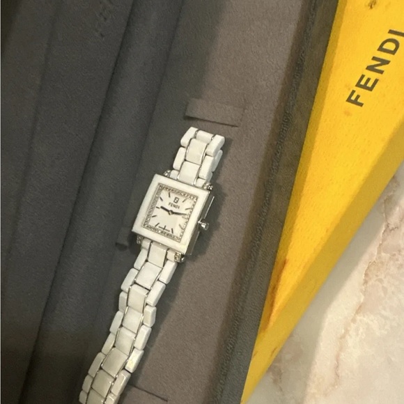 Fendi white ceramic Quatro watch - Picture 2 of 5